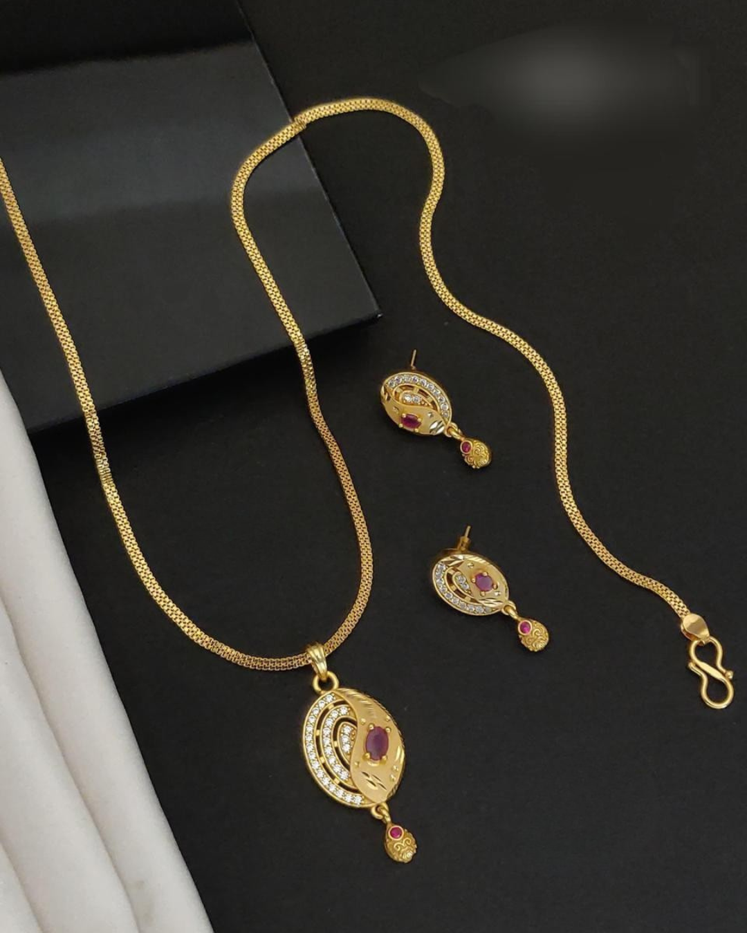 Royal Aura Statement chain set