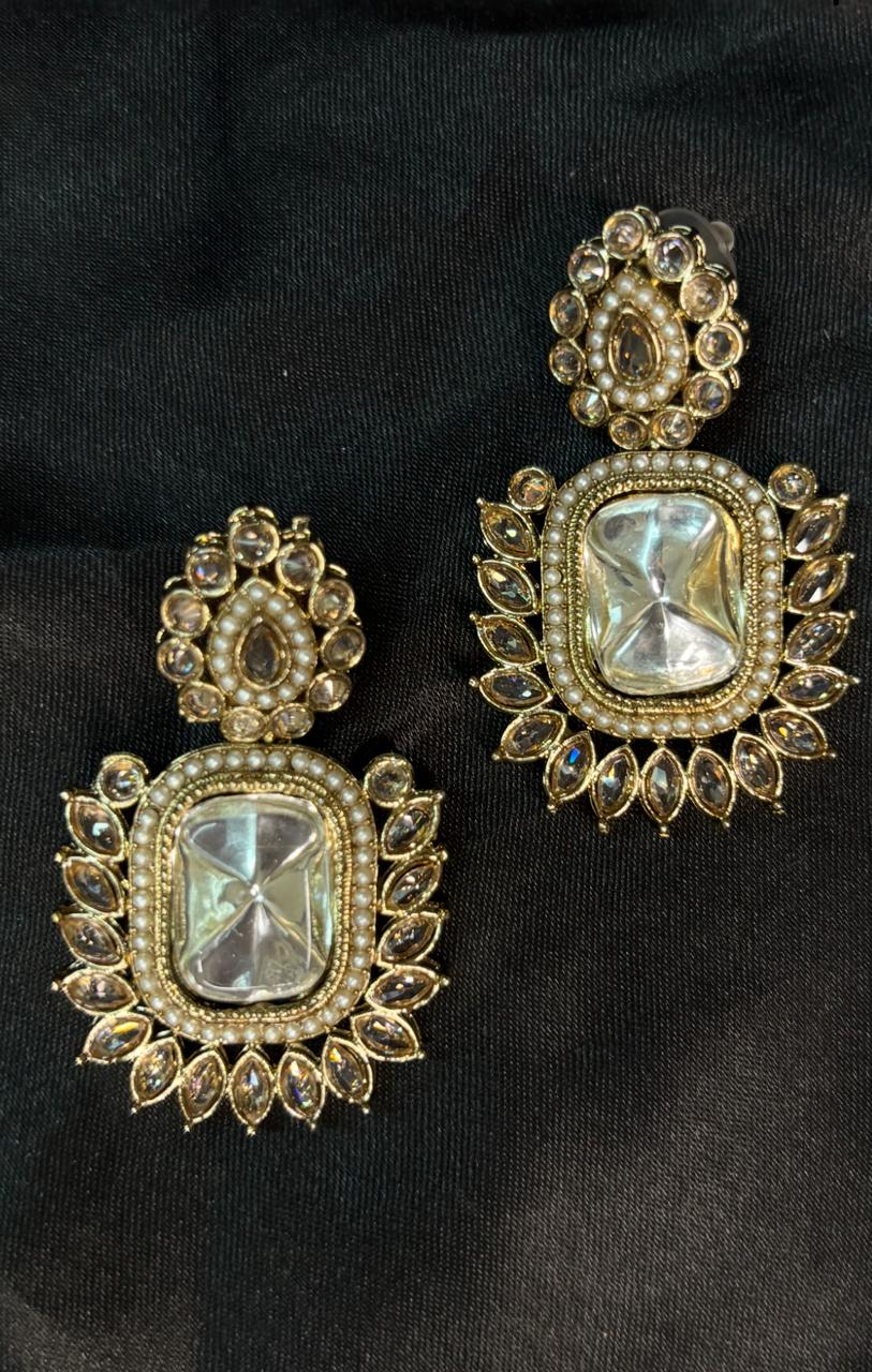 Zarina Classic Kundan Stud Earrings