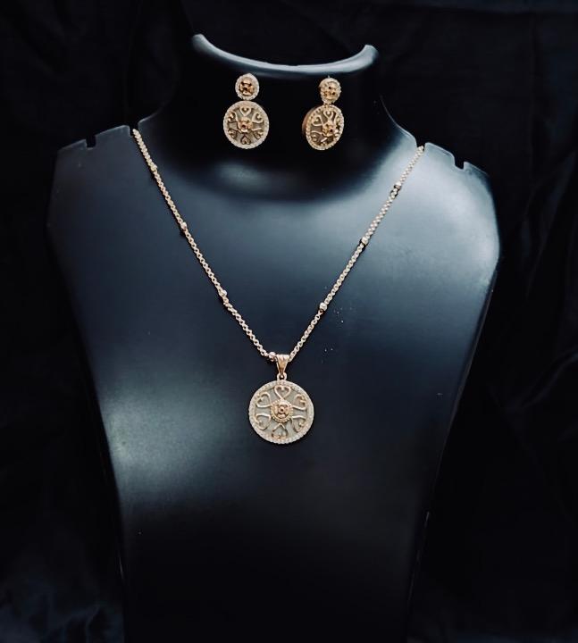 Tyaani Kundan Lucky Charm Pendant