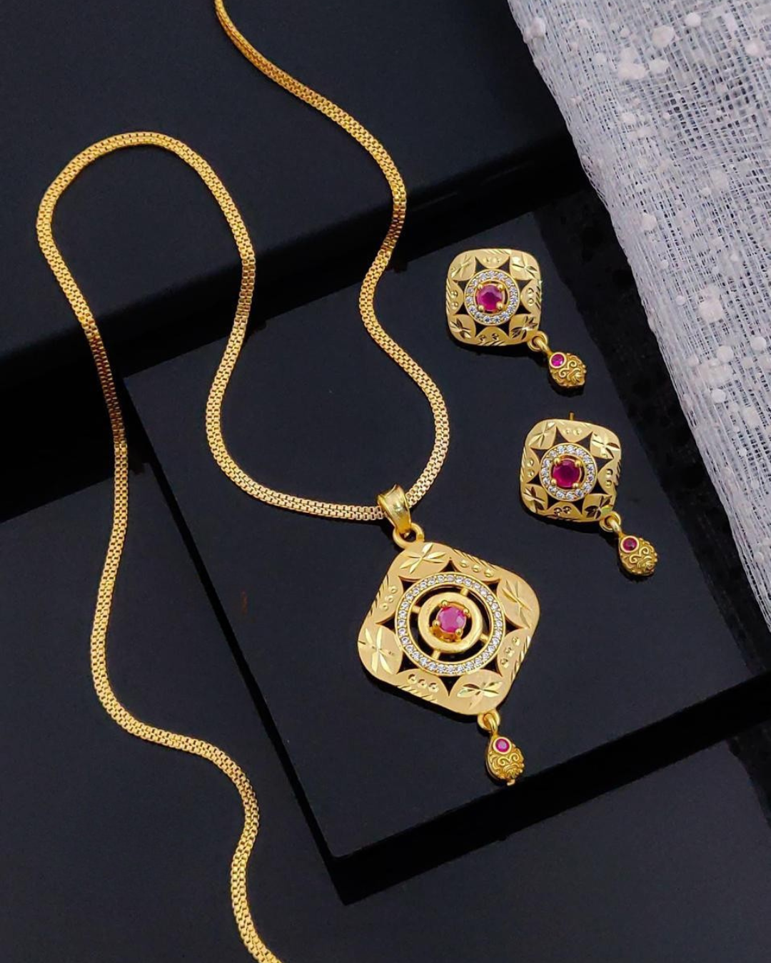 Royal Aura Statement chain set