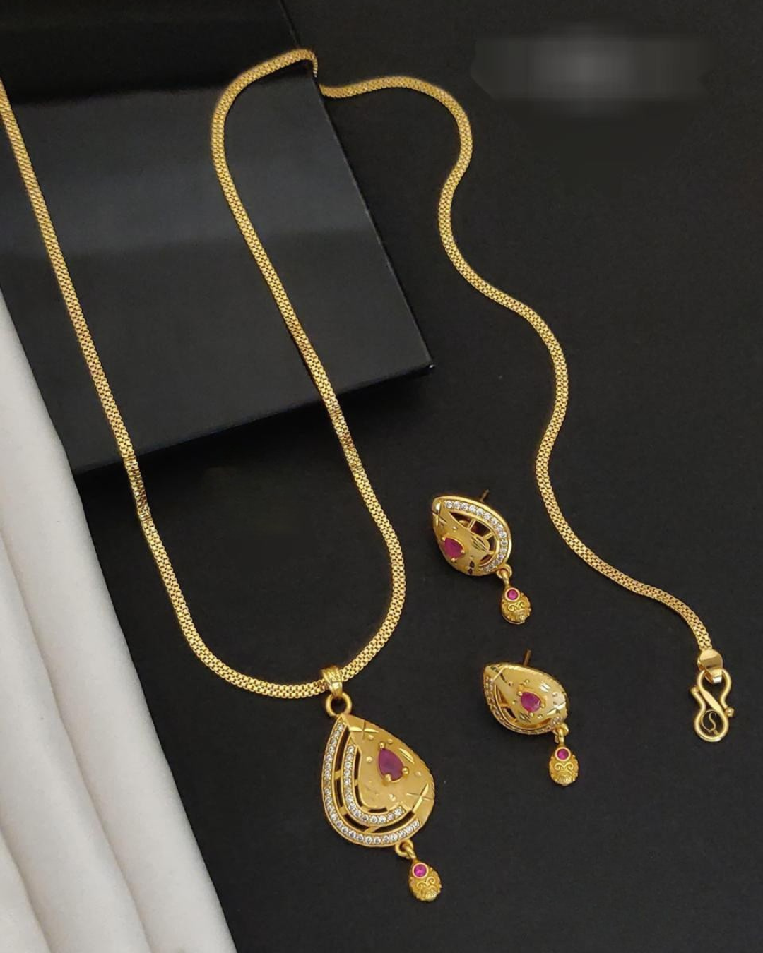 Royal Aura Statement chain set
