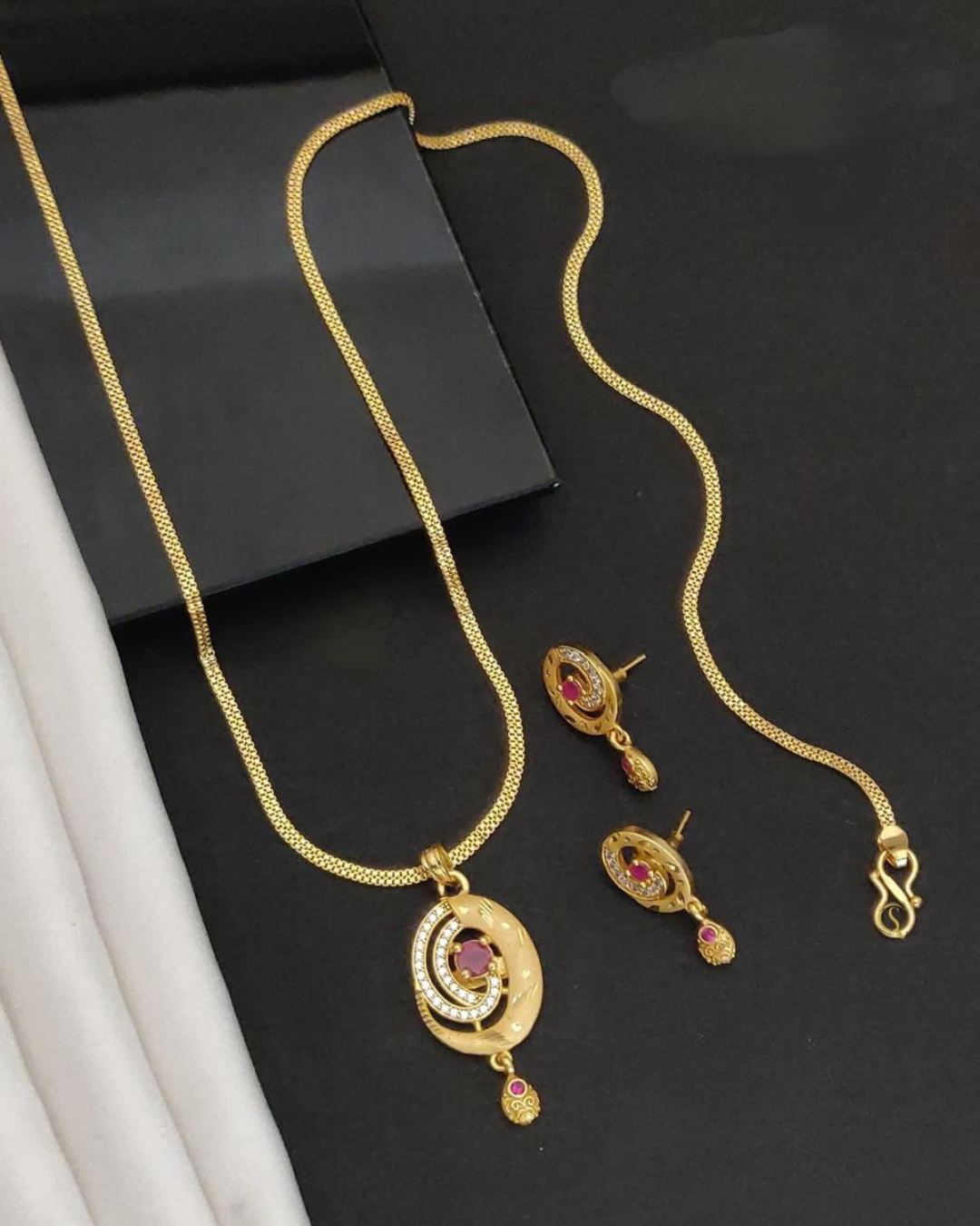 Royal Aura Statement chain set